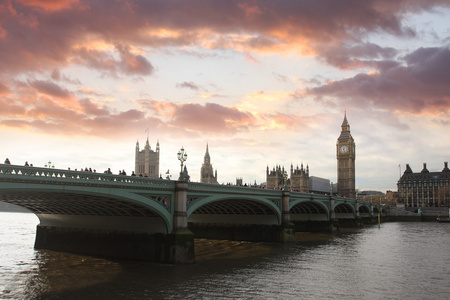 在晚上与桥，伦敦，英国著名的大笨钟