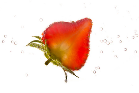 草莓在苏打水里
