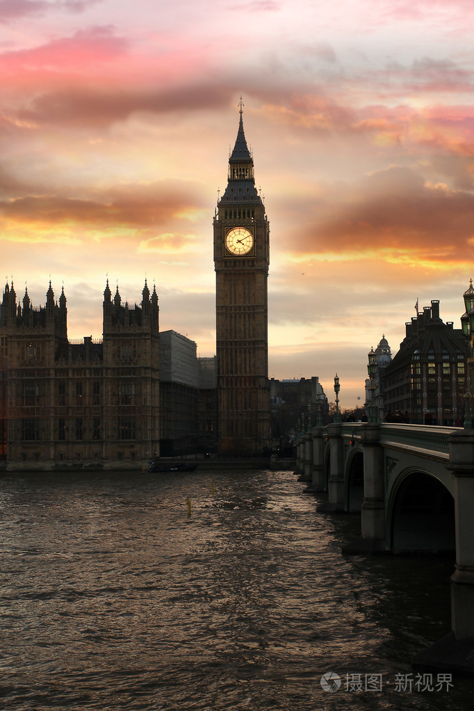 在晚上与桥,伦敦,英国著名的大笨钟照片-正版商用图片1a94j1-摄图新