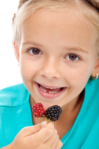 小女孩吃黑莓