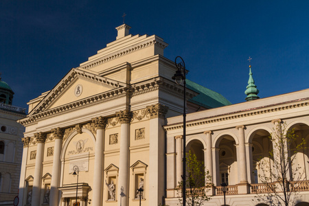 华沙，波兰。圣安娜新古典主义教会在旧镇夸脱