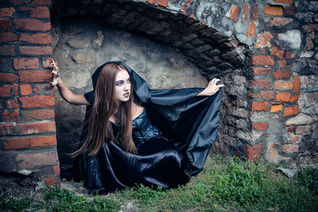 一个年轻的女巫的画像.万圣节恐怖片照片