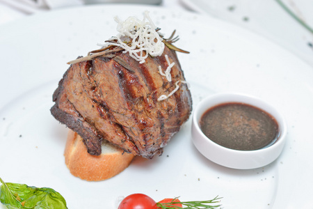 牛排酱汁莳萝和番茄作点缀照片