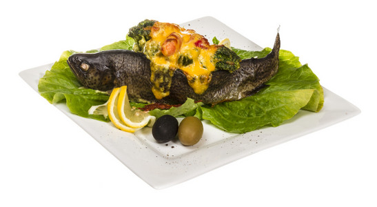 鳟鱼鱼烤虾与花椰菜