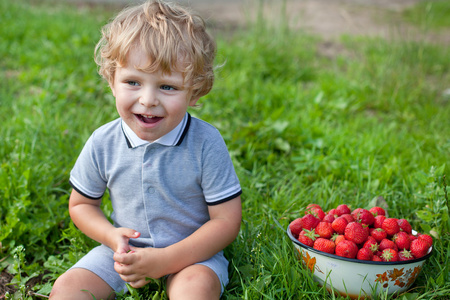 与有机农场碗草莓可爱蹒跚学步