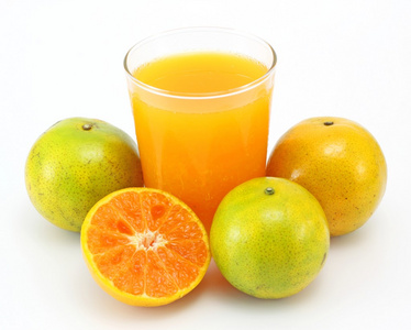 在玻璃和白色背景上的橙色的桔子汁