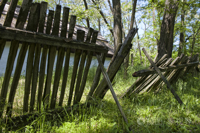 破旧的栅栏