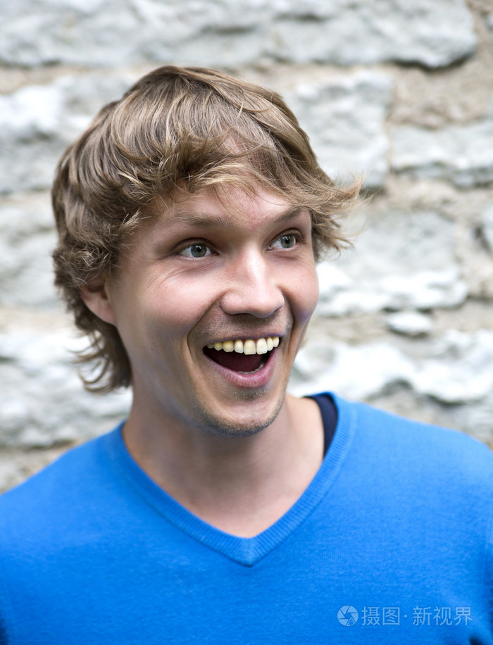 在砖墙上的另一个快乐的人脸.