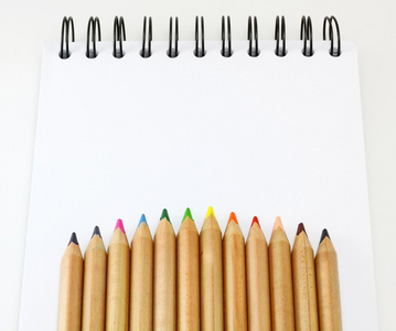 彩色铅笔在白色背景上的素描簿