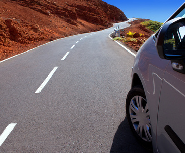 加纳利群岛的曲折道路曲线和汽车