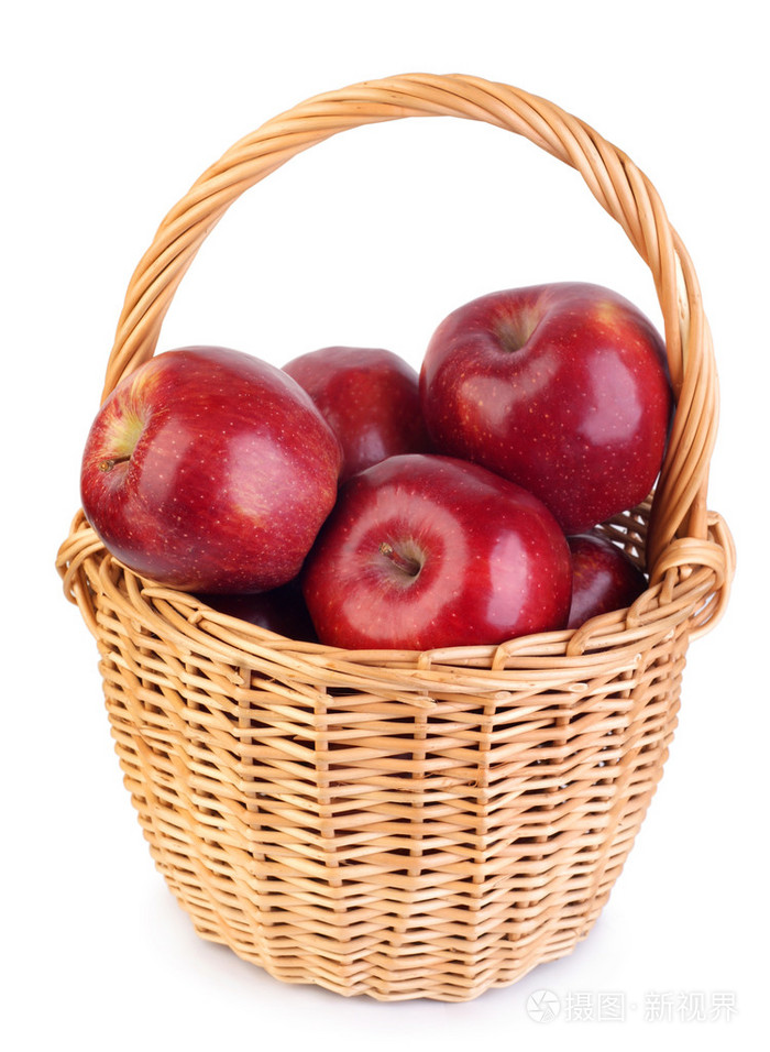 篮白色背景上的红苹果