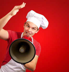 快乐的厨师名男子大喊在红色 bac 使用扩音器的肖像