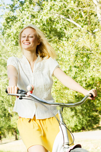 快乐的年轻女人骑自行车
