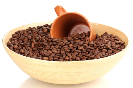 竹碗杯上白色隔离与咖啡豆