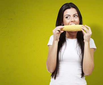 女人吃玉米芯