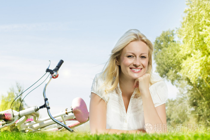 轻松快乐的年轻女人
