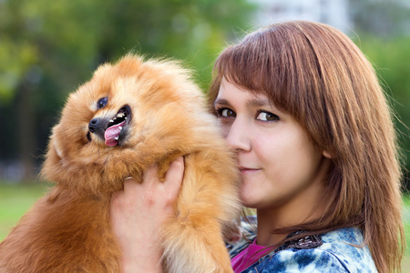 年轻女子举行博美犬