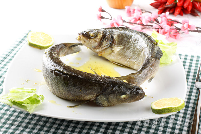 海鲈鱼配橄榄油和柠檬