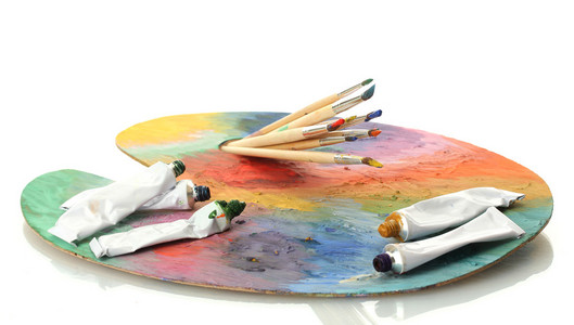 丙烯酸涂料 油漆管和孤立在白色的木制调色板上画笔