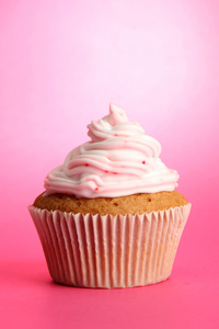 美味的蛋糕，在粉红色的背景上