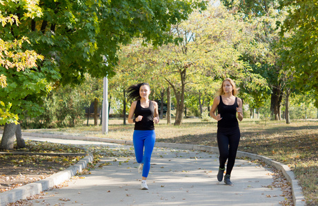 两个女人在公园慢跑