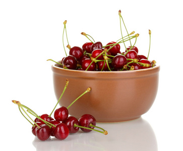 成熟的樱桃浆果在碗上白色隔离