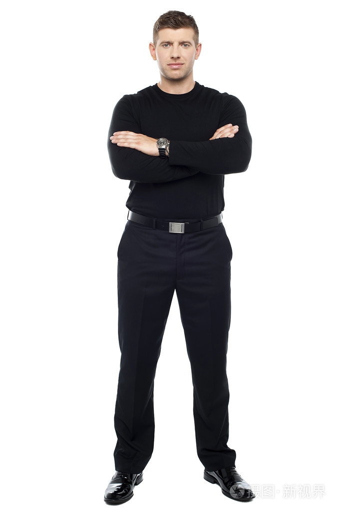他双臂交叉构成的年轻智能保镖
