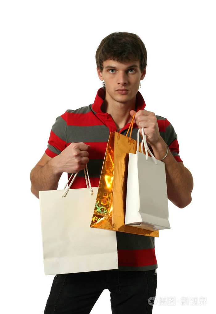 年轻性感的男人手持购物袋