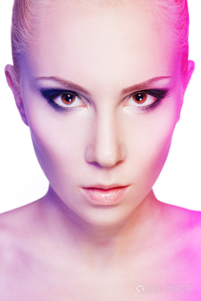 特写肖像的性感美丽的金发碧眼女人模型脸与时尚化妆.在白色隔离