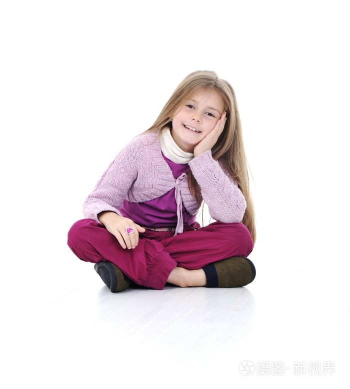 可爱的小女孩坐在地板上的肖像