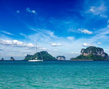 与游艇和群岛的热带海。泰国