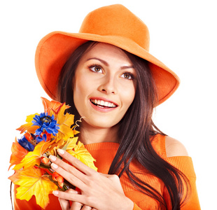 快乐的女人穿着橙色帽子与花