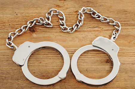 脚镣男人采用一套外衣st一nd采用g和他的脚给带上或脚镣向一大的met一