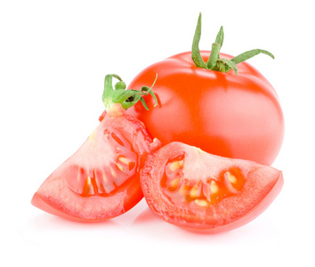 新鲜多汁番茄和番茄上白色隔离两片
