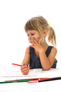 漂亮的小女孩用铅笔绘图