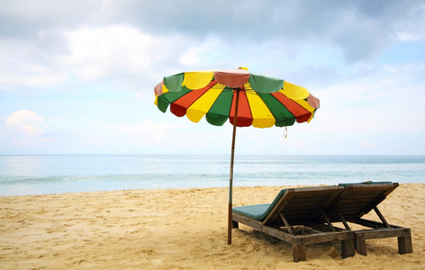 沙滩椅和花伞上海滩，泰国普吉岛