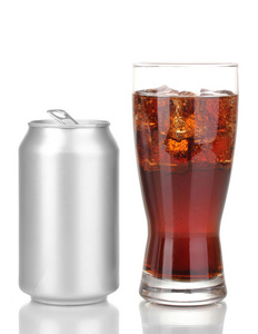 打开铝罐和玻璃隔离在白色的可乐