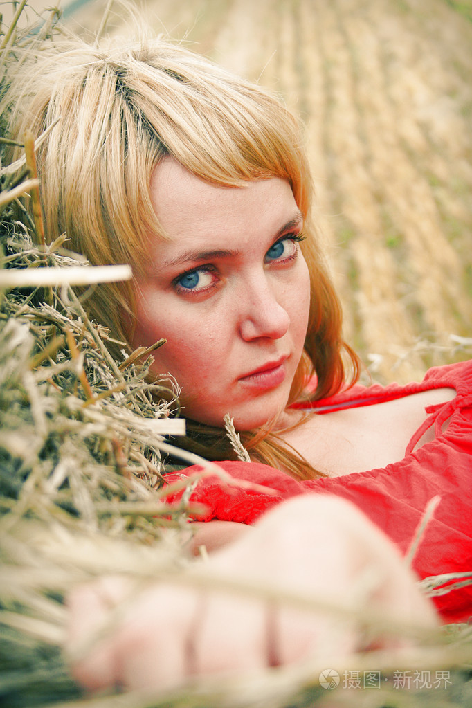 美丽的年轻女子消瘦憔悴