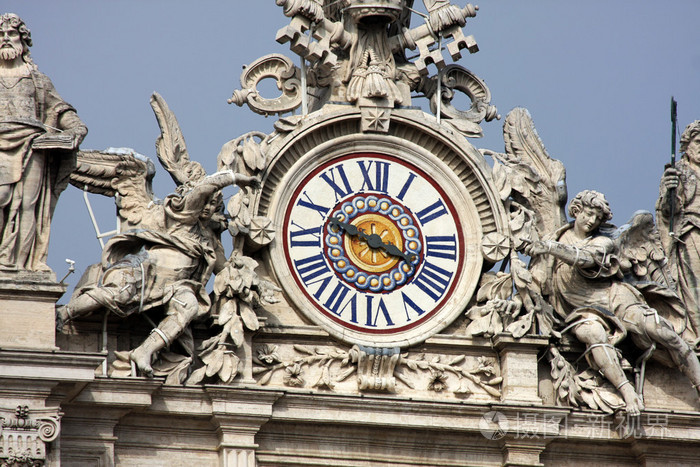 时钟在圣徒彼得大教堂的外墙上意大利罗马