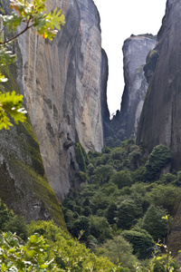 在希腊中部的卡兰巴卡米特奥拉峰