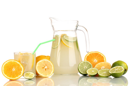 柑橘柠檬汁在投手和柑桔周围孤立上白玻璃