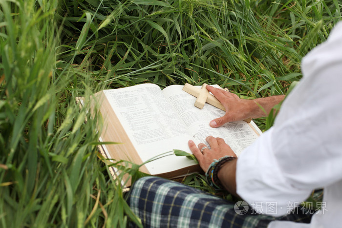 夏季男人读圣经