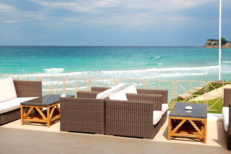 由 thassos 现代豪华酒店的海滩海景台