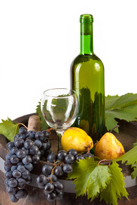 酿酒葡萄和梨在白色背景上