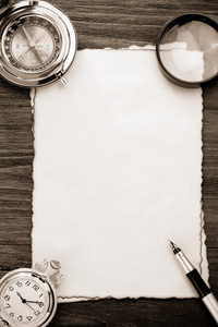 墨水笔和羊皮纸背景上的指南针