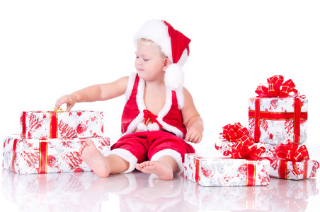 在白色背景上的小男孩的圣诞老人和圣诞礼品