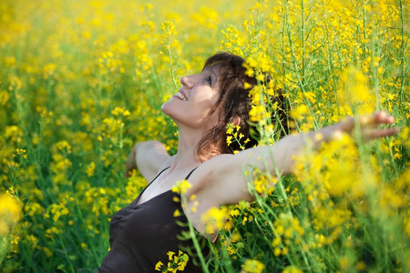 躺在鲜花中的女人