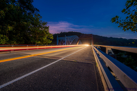 在晚上的乡村道路图片