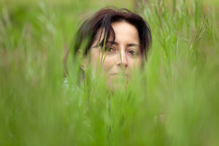在草丛中的女人脸