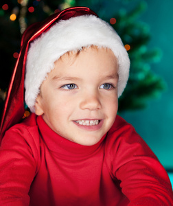 快乐的小男孩在圣诞老人帽子